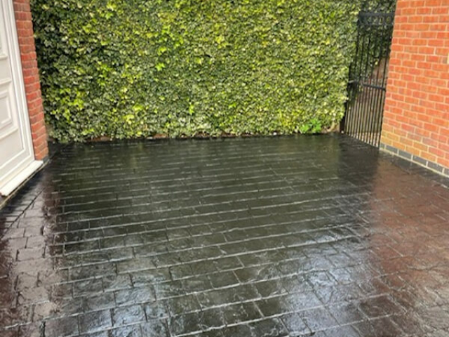 Driveway reselling brought this old tired driveway back to life in the Northenden area of Manchester with a full acid wash and jet wash.