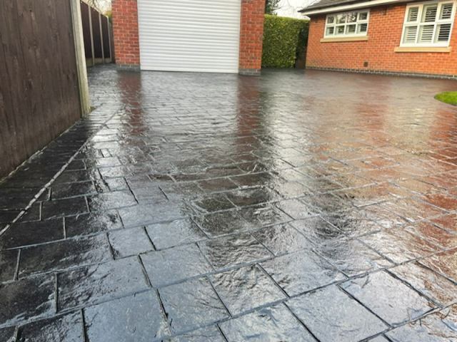 Driveway reselling brought this old tired driveway back to life in the Northenden area of Manchester with a full acid wash and jet wash.