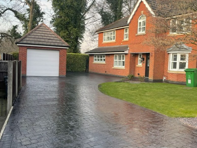 Driveway reselling brought this old tired driveway back to life in the Northenden area of Manchester with a full acid wash and jet wash.